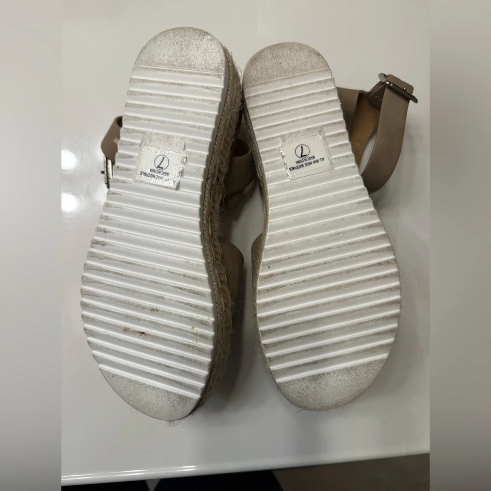 Rue 21 SZ 7M Tan sandals. Ankle strap and 2” platform sole. Great condition